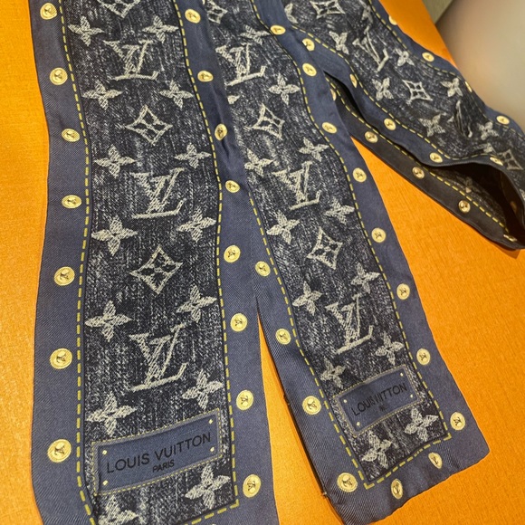 💯% Authentic LOUIS VUITTON
Silk Monogram Denim Bandeau Blue✨ - Picture 6 of 13